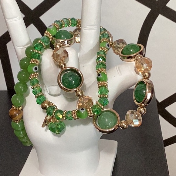 Elegant Green and Gold Bracelet with Organic Flow - Picture 1 of 6